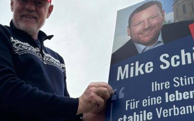 Aufhängen der Plakate in der Verbandsgemeinde