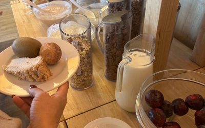 Sonntagmorgen-Frühstück mit der Familie